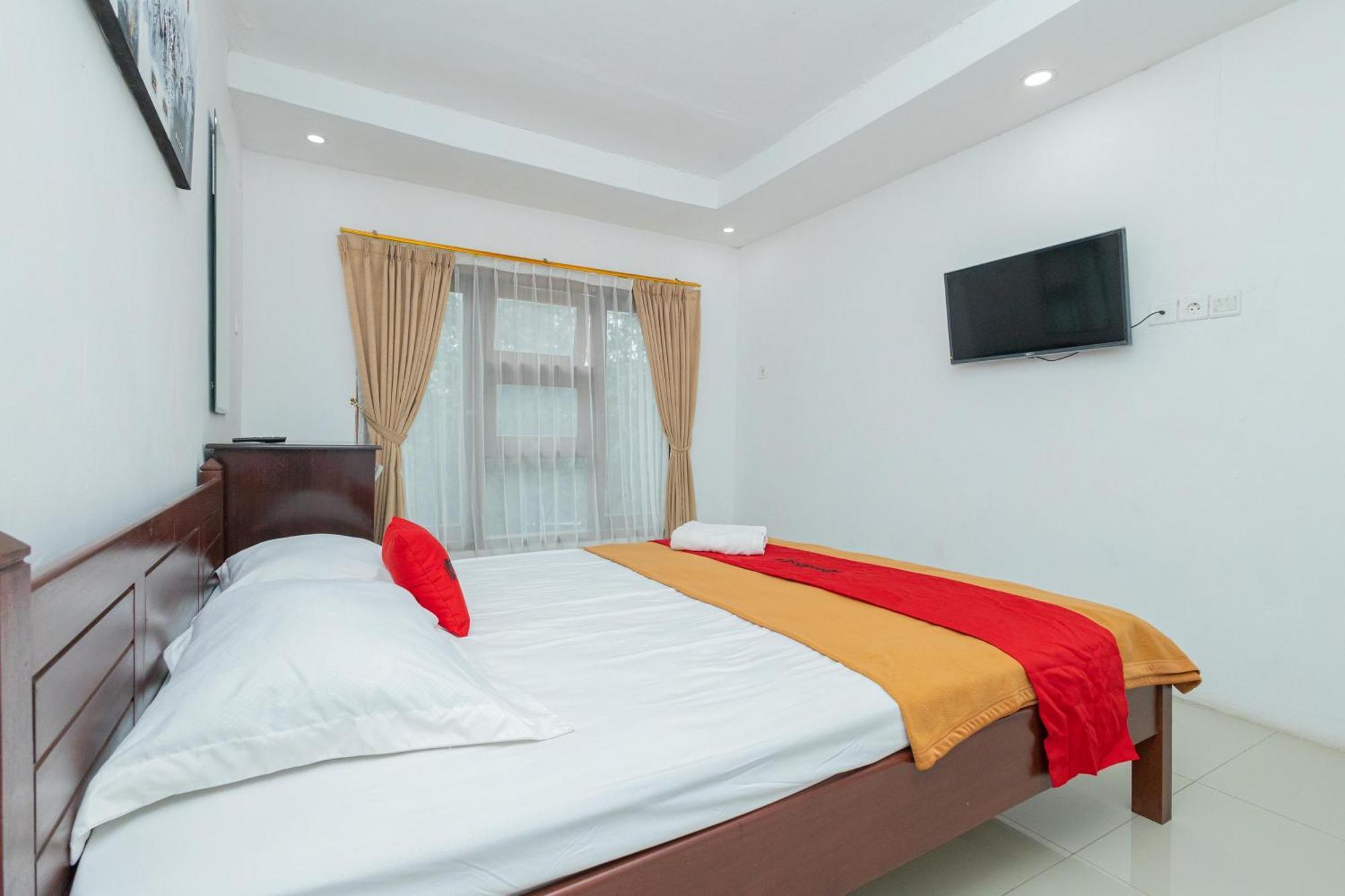 Reddoorz Syariah At Wisma Djokorio Poncokusumo Malang Exterior photo